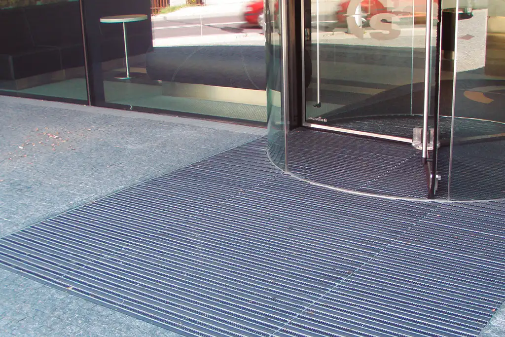 Alfombra de aluminio en entrada de hotel