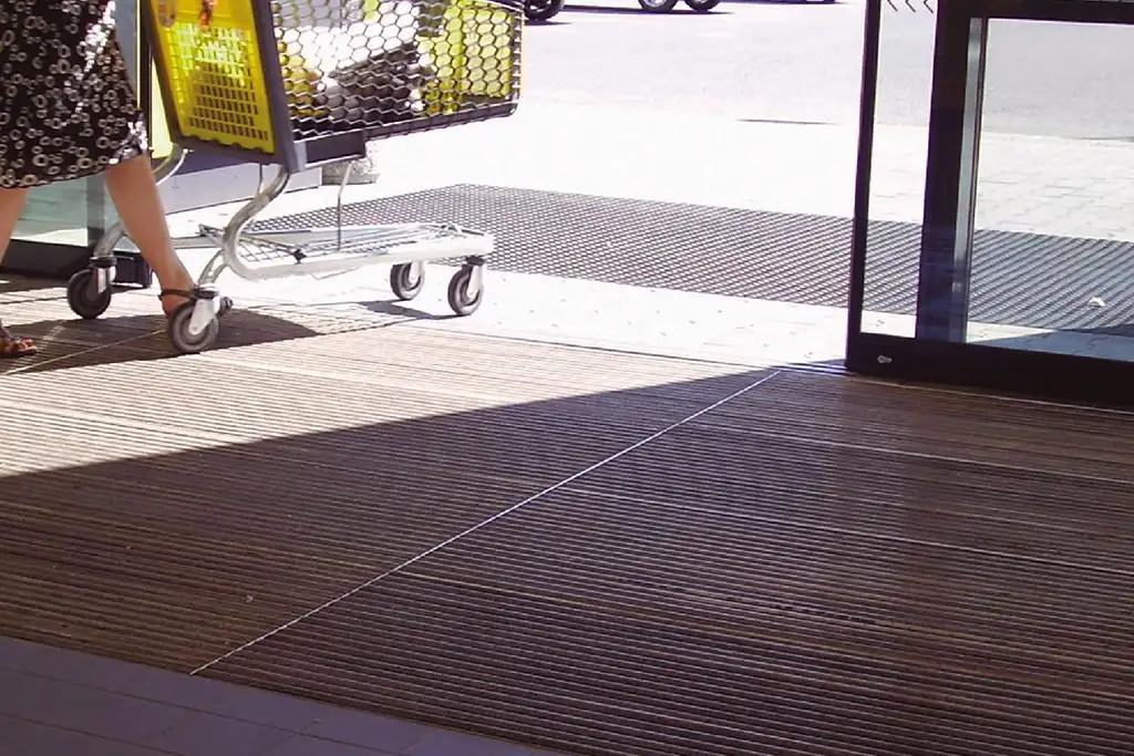 Alfombra de aluminio en supermercado