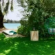 Césped artificial paisajístico cerca del agua