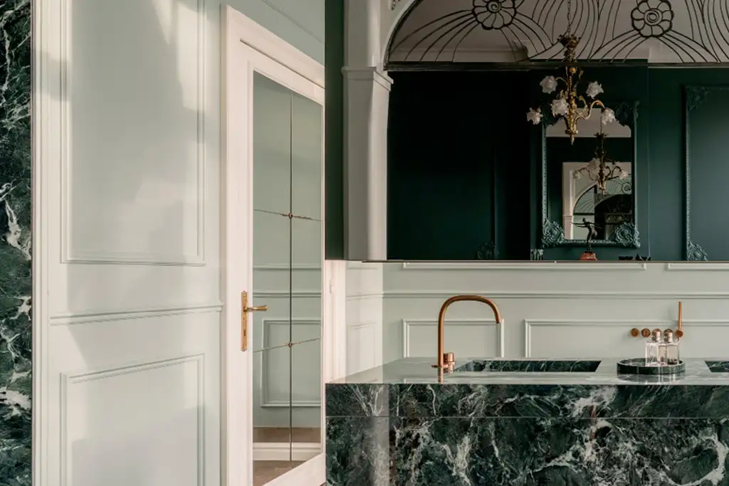 Cocina moderna con molduras y paneles de pared 3D, ejemplos de elementos decorativos arquitectónicos.