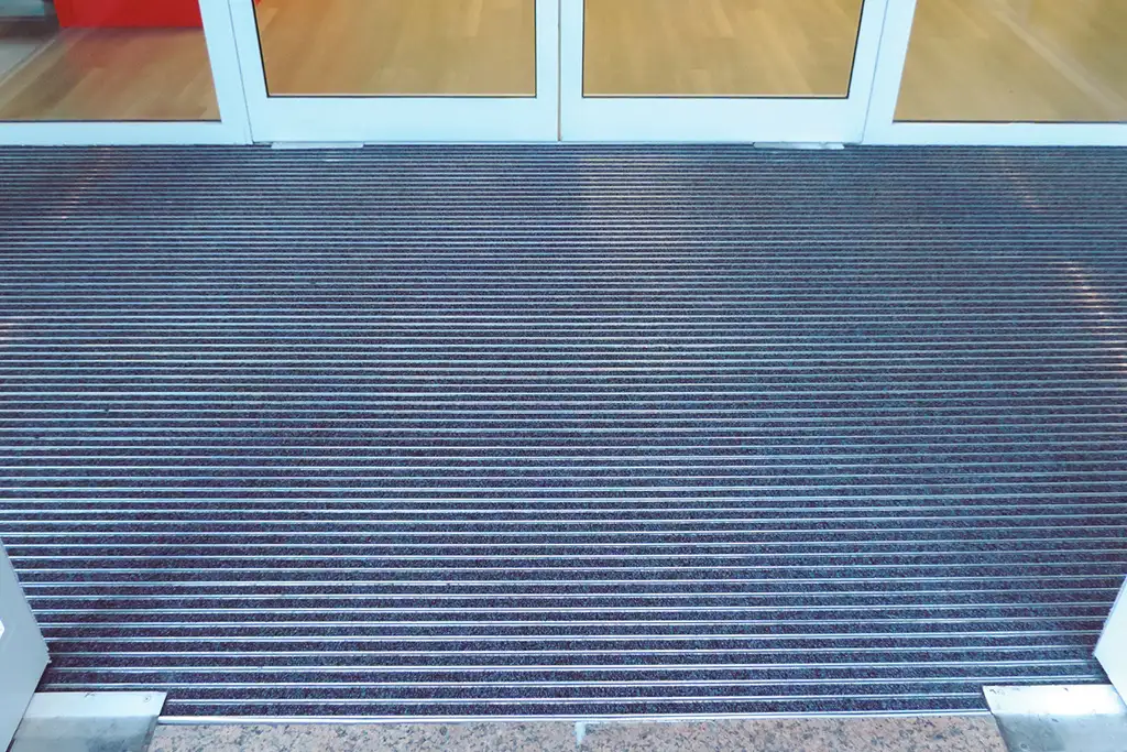 Entrada con felpudo de aluminio