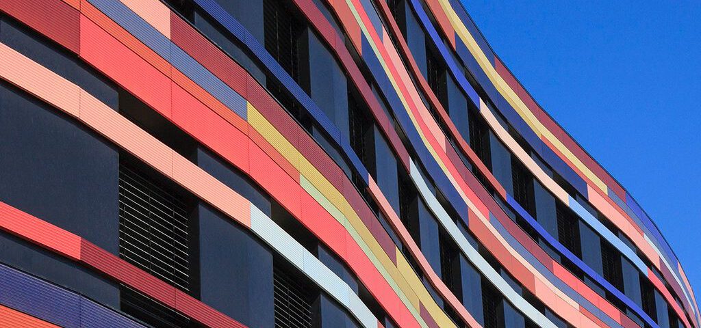 Fachada ventilada edificio de colores