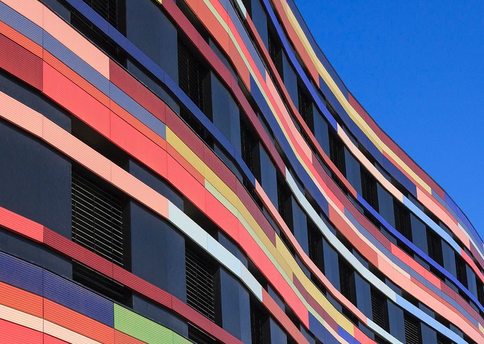 Fachada ventilada edificio de colores