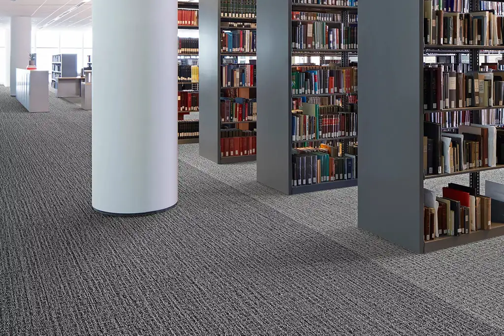 Moqueta modular en biblioteca