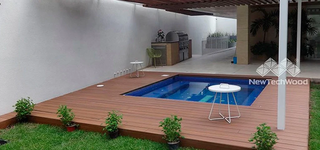 Tarima de composite en piscina