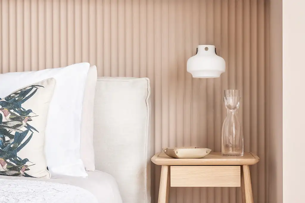 Revestimiento de pared en dormitorio