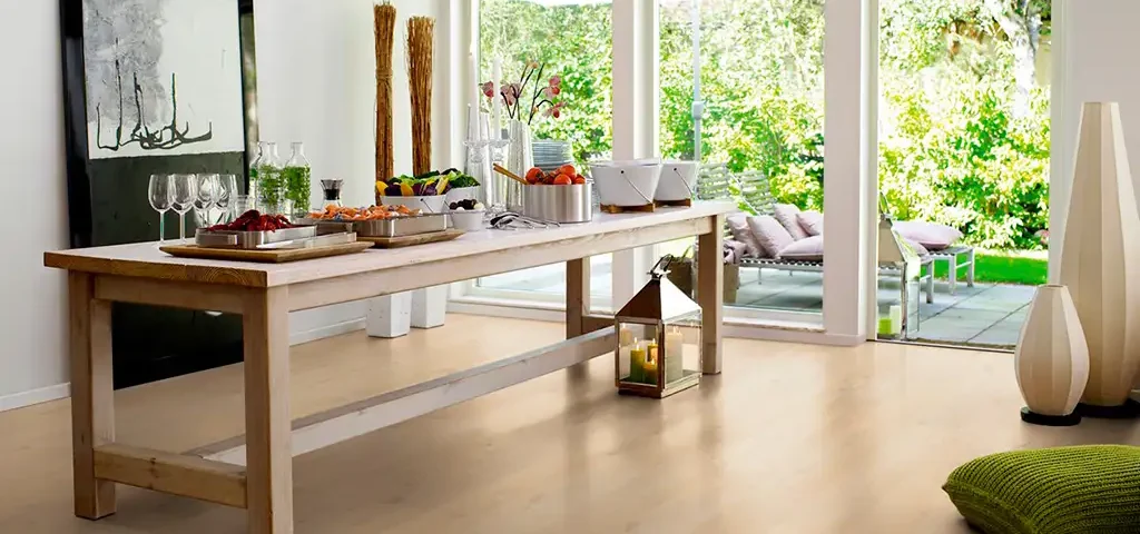 Salón con suelo laminado