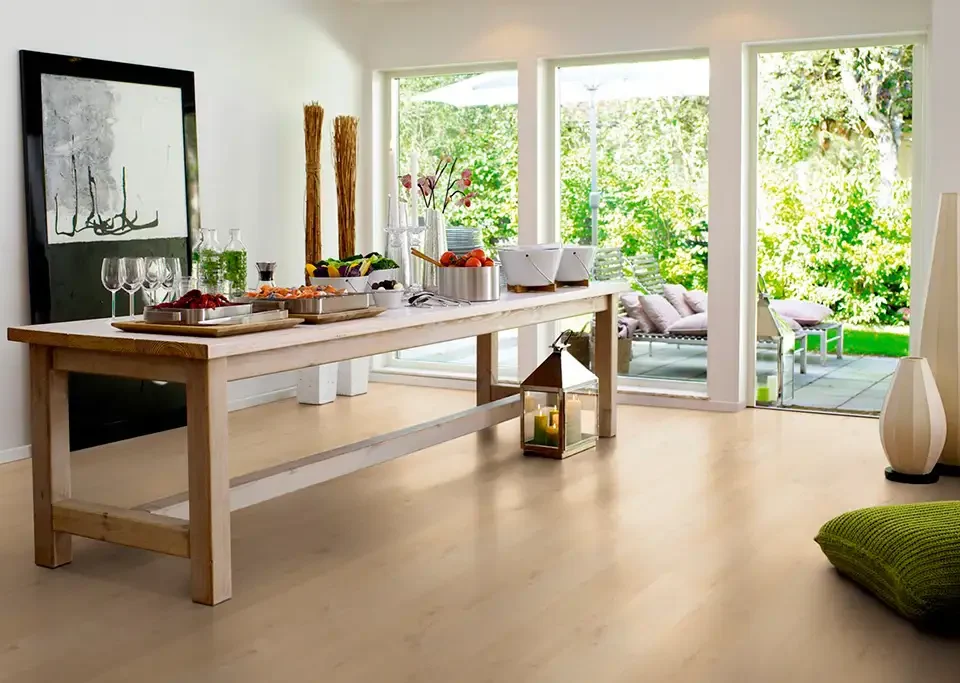 Salón con suelo laminado