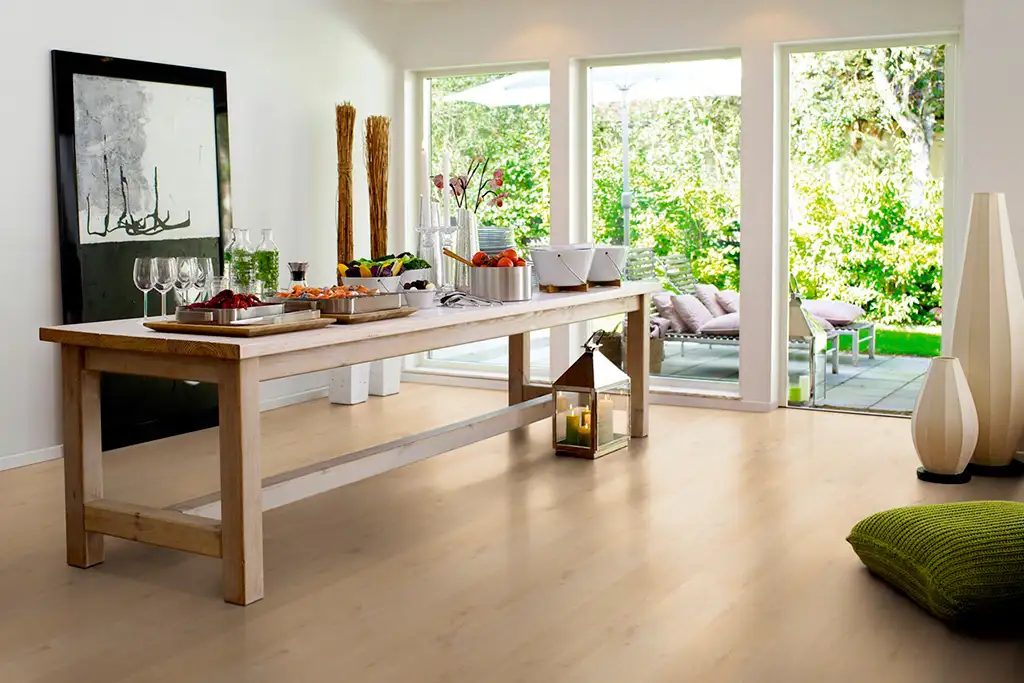 Salón con suelo laminado