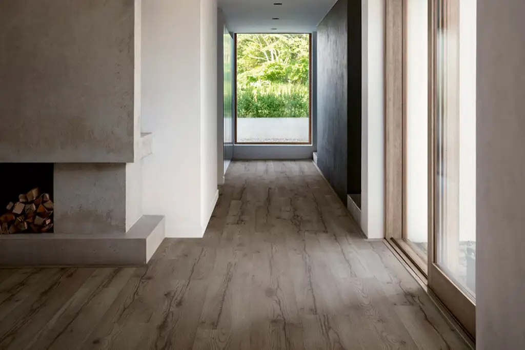 Suelo laminado gris oscuro