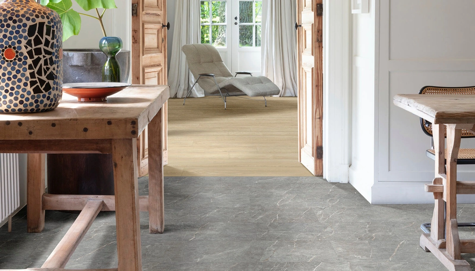 Instalación de suelos vinílicos sostenibles combinando diseño de piedra y madera