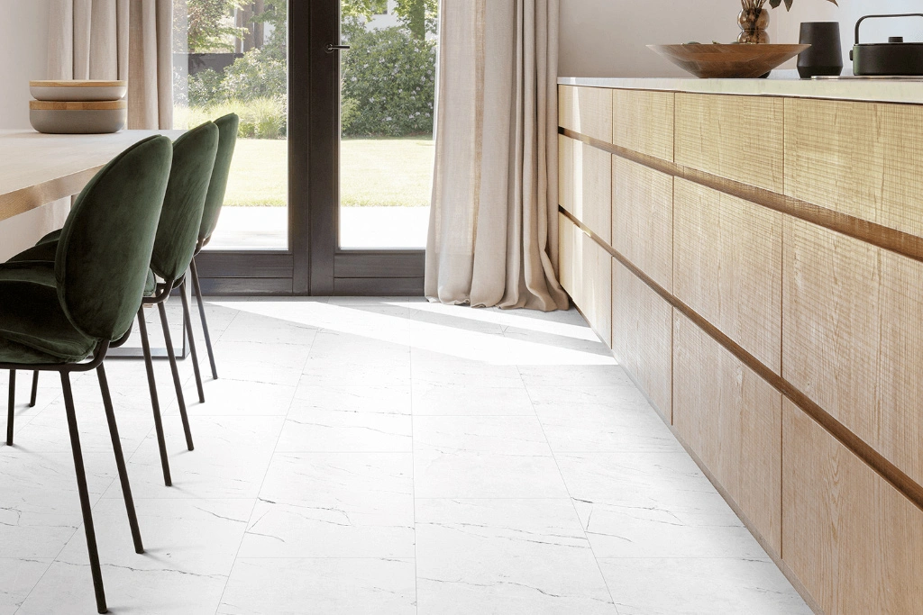 Suelo vinílico de Moduleo® combinando diseños de madera y piedra